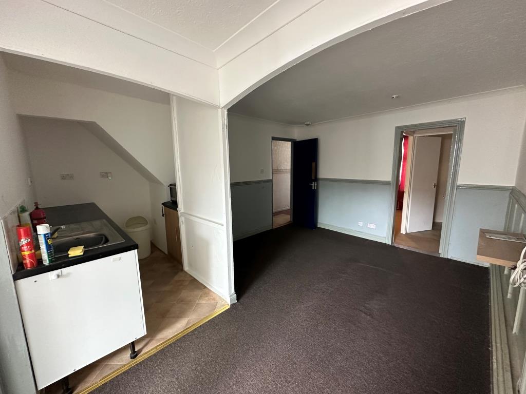 Lot: 95 - FREEHOLD BLOCK OF THREE FLATS - Flat one kitchen and living room
